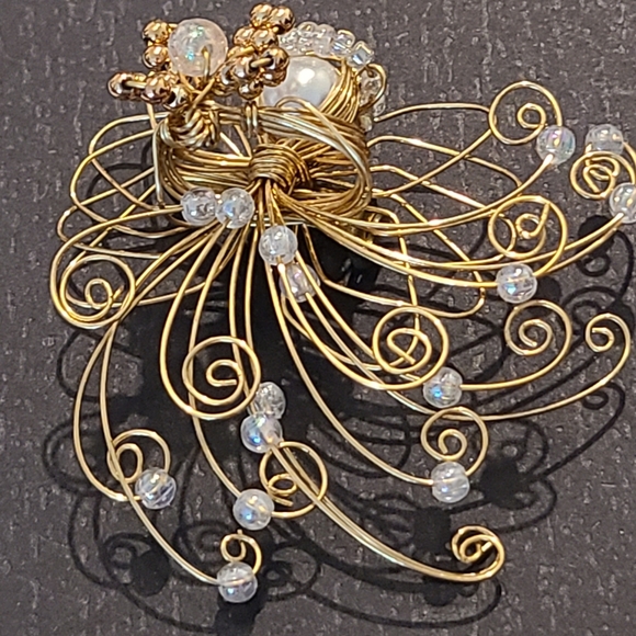 VINTAGE GOLD GLASS SEED BEADS & FAUX PEARL WIRE WORK GUARDIAN ANGEL HALO BROOCH - Picture 2 of 15